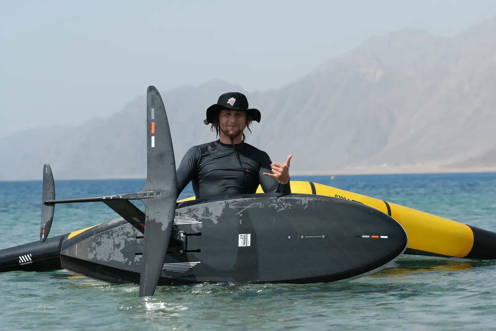 Участник школы Ветратория с фойлом у Swiss Inn Resort Dahab